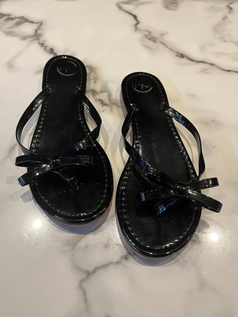 MKS Maker's Shoes black patent bow flip-flop sandal - Size 7